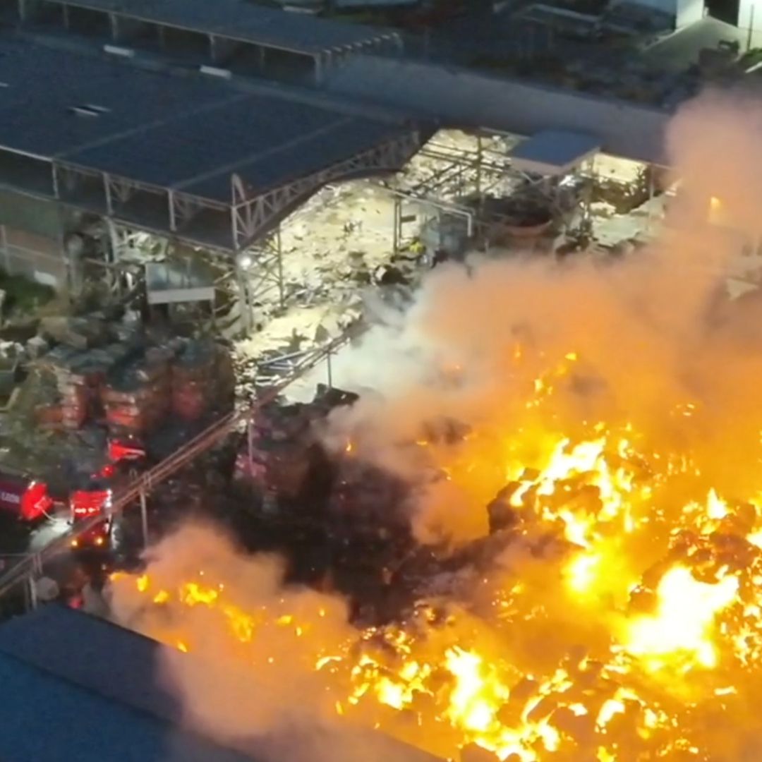 250 Toneladas de Cartón Comprimido se Quemó en un Incendio en León.